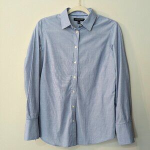 Banana Republic Women's Riley Light Blue Button Down Shirt. Size 4
